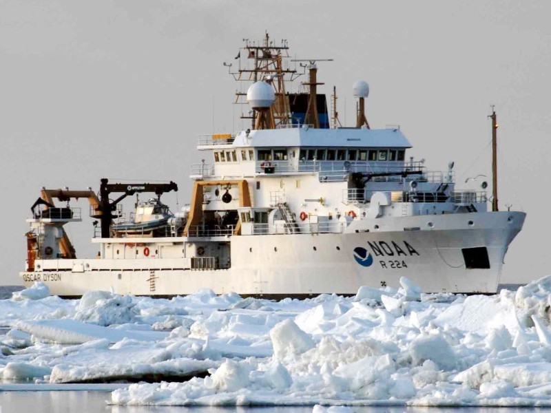 NOAA ship Oscar Dyson traveling through ice